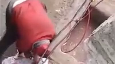 بلا رحمة.. أب يجرد ابنته الرضيعة من ملابسها ويشرع في حرقها