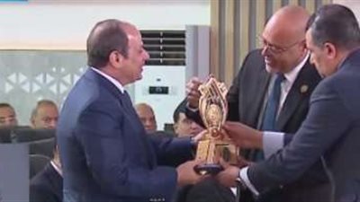 جبران يهدى دراعا تذكاريا للرئيس السيسي خلال احتفالية عيد العمال