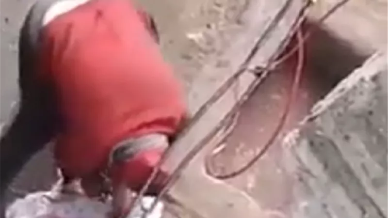 بلا رحمة.. أب يجرد ابنته الرضيعة من ملابسها ويشرع في حرقها