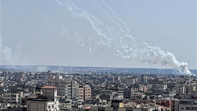 صواريخ غزة تخترق القبة الحديدية.. وتُسقط مصابين