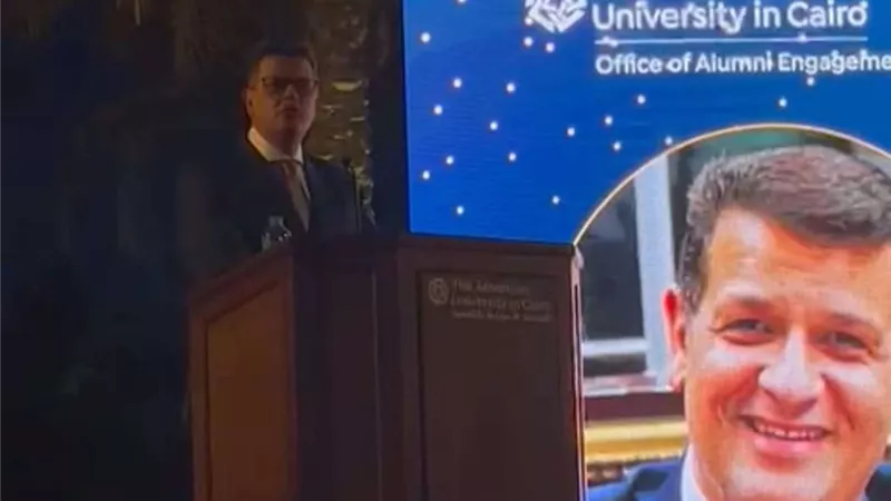 طارق رضوان يتوج بجائزة الخريجين بالجامعة الأمريكية