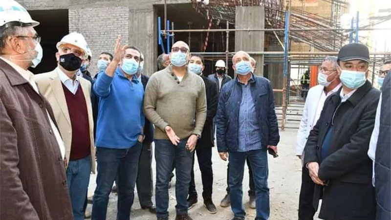 وزير الإسكان يتفقد مشروعى تطوير منطقتى 