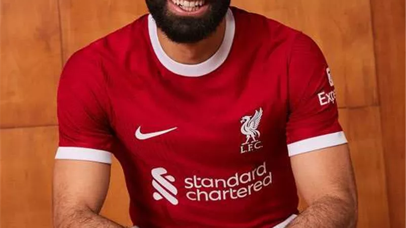 محمد صلاح في جلسة تصوير بقميص ليفربول الجديد
