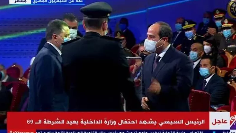 وزير الداخلية يهدي 