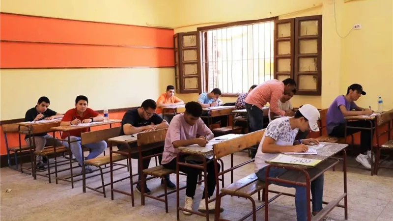 الطلاب المصريون بالخارج يمتحنون العلوم.. والتعليم تحل مشكلة سقوط «السيستم»