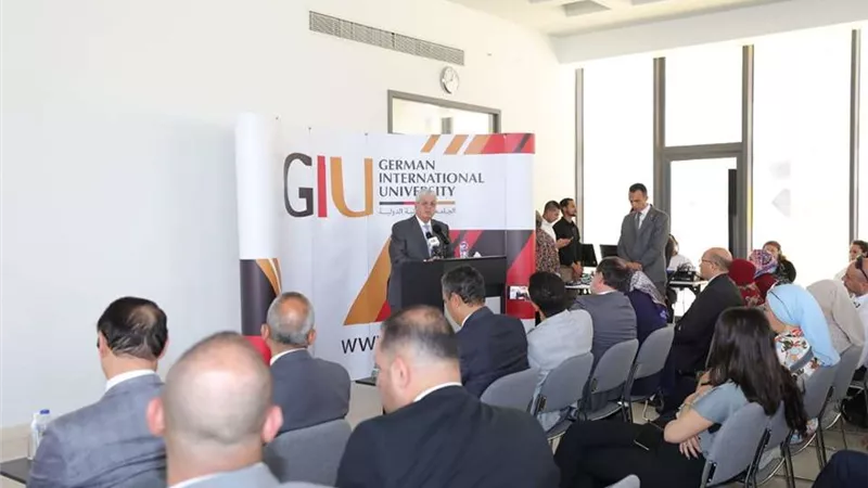 وزير التعليم العالي يشهد تسليم منح التميز الأكاديمي لطلاب الجامعة الألمانية