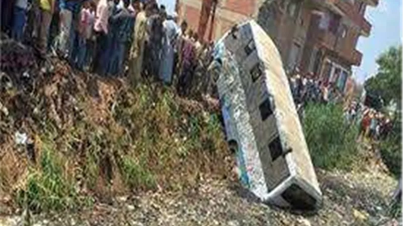 إصابة 9 أطفال إثر انقلاب أتوبيس حضانة في ترعة بالشرقية