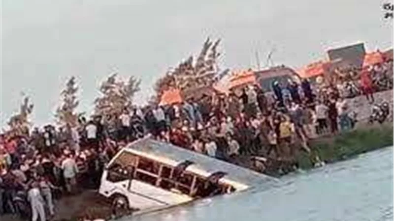 بالأسماء| إصابة 9 أطفال إثر انقلاب أتوبيس حضانة بترعة بكفر صقر