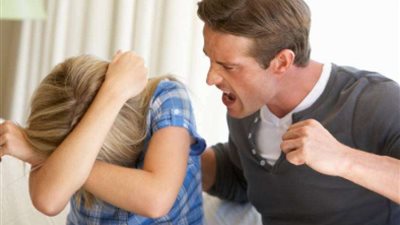 طلبت منه مصاريف المنزل.. محامي يعتدي على زوجته بالسكين.. فيديو
