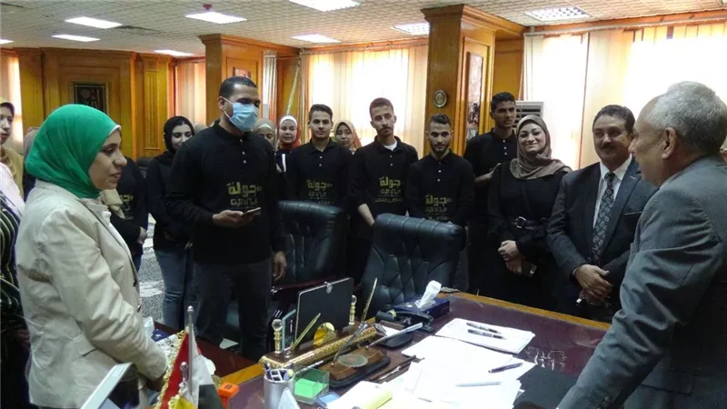 رئيس جامعة المنيا يستقبل طلاب تطبيق 