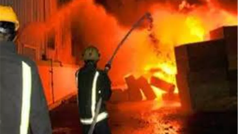 إخماد حريق نشب داخل محل مراتب بأرض اللواء
