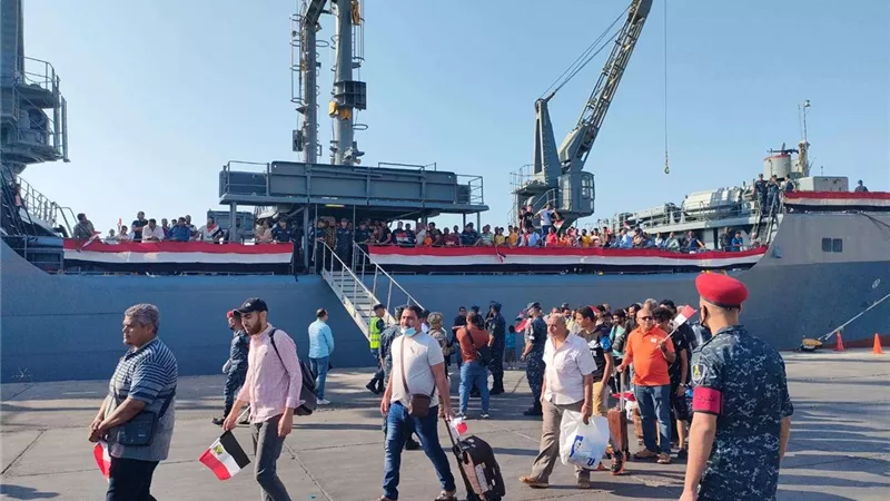 عاجل.. ميناء سفاجا يستقبل  466 شخصا من العالقين بالسودان