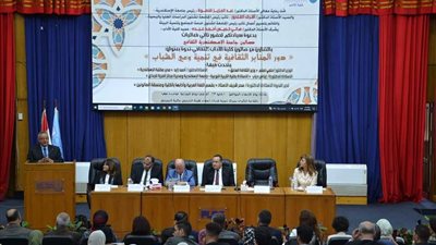 كلية الآداب تعقد ندوتها التثقيفية عن دور المنابر الثقافية فى تنمية وعى الشباب