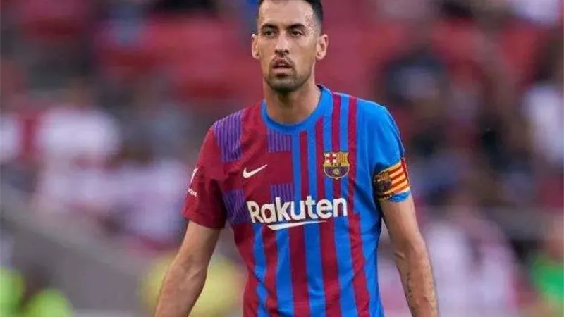 سيرجيو بوسكيتس يحدد موقفه النهائى بشأن الاستمرار ببرشلونة