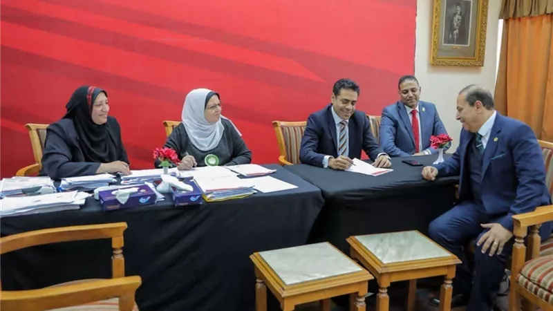 لجنة العضوية بالأهلي تواصل عملها وسط إقبال كثيف قبل افتتاح فرع التجمع