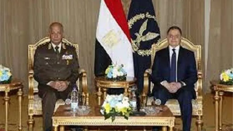 وزير الدفاع ورئيس الأركان يهنئان وزير الداخلية بعيد الشرطة
