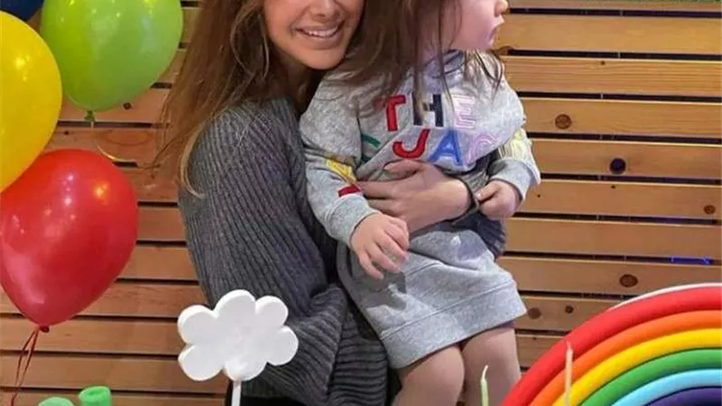 نانسي عجرم توجه رسالة حب لابنتها في عيد ميلادها.. شاهد