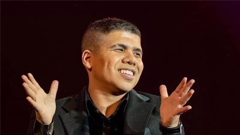 عمر كمال يروج لأغنيته الجديدة مع صاحبة تريند 