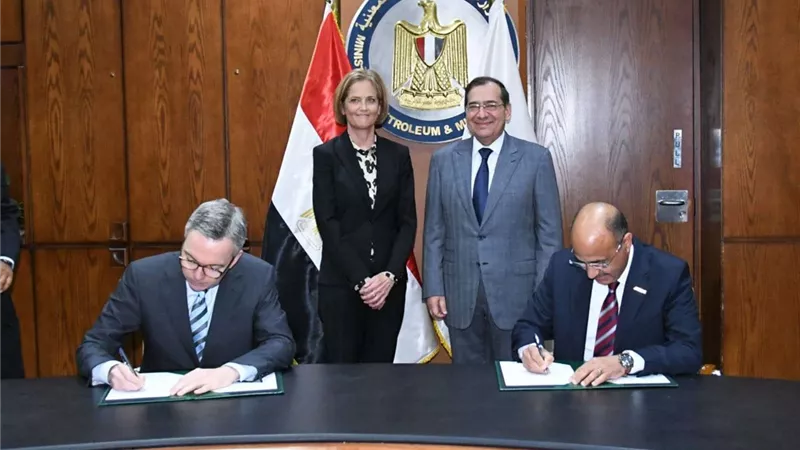 وزارة البترول توقع اتفاقية لمشروع جديد لإنتاج الميثانول الأخضر