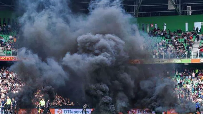 إيقاف مباراة أياكس وجرونينجن بالدوري الهولندي بسبب شغب الجماهير