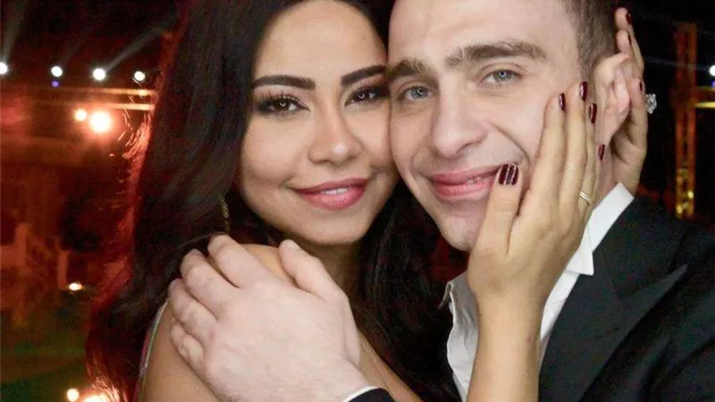 لحظات رومانسية تجمع شيرين وحسام في أحد الأفراح