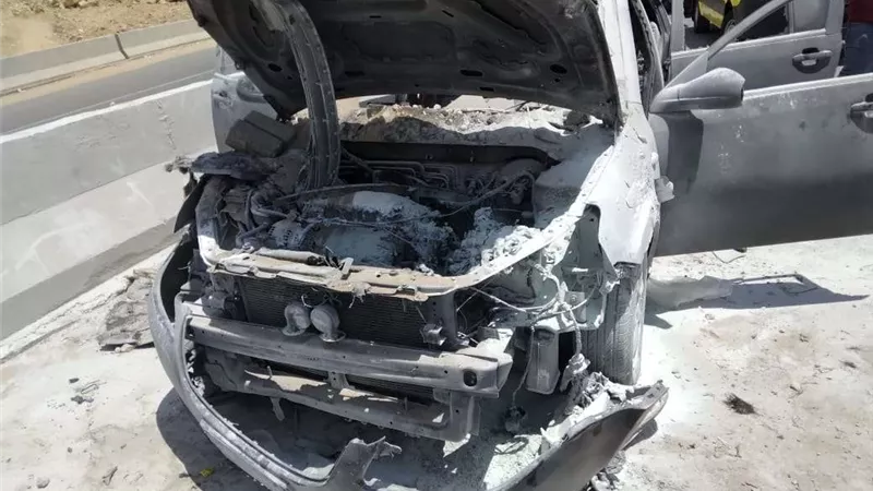 السيطرة على حريق سيارة أعلى الطريق الدائري وإصابة قائدها