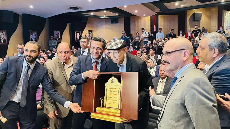 الصحفيين تكرم الصحفي الكبير محمد العزبي في حفل توزيع جوائز الصحافة المصرية