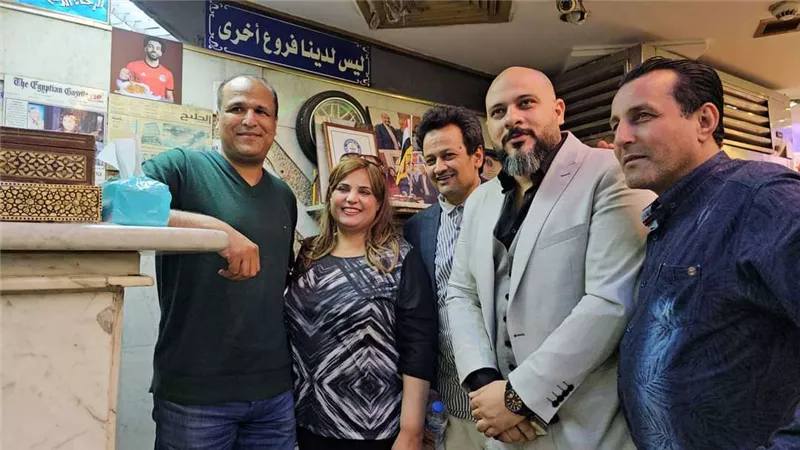 وفاء مكي وزحام شديد لحظة وصولها بمنطقة وسط البلد بعد ازمتها الاخيرة