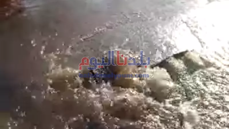 شلل مروري.. كسر ماسورة مياه أعلى المحور وتحويلات لفك الزحام