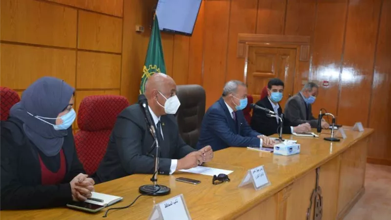 محافظ القليوبية يناقش آليات تنفيذ مبادرة «حياة كريمة» في 148 قرية بشبين القناطر