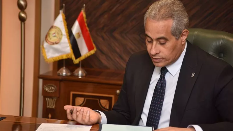 بالصور..وزير القوى العاملة يباشر مهام عمله بمقر 