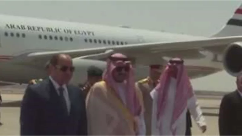 لحظة وصول الرئيس السيسي السعودية للمشاركة في القمة العربية