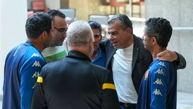 وفد الأهلي يزور بعثة الترجي ويعتذر عن «المضايقات» التي تعرضت لها حافلة الفريق