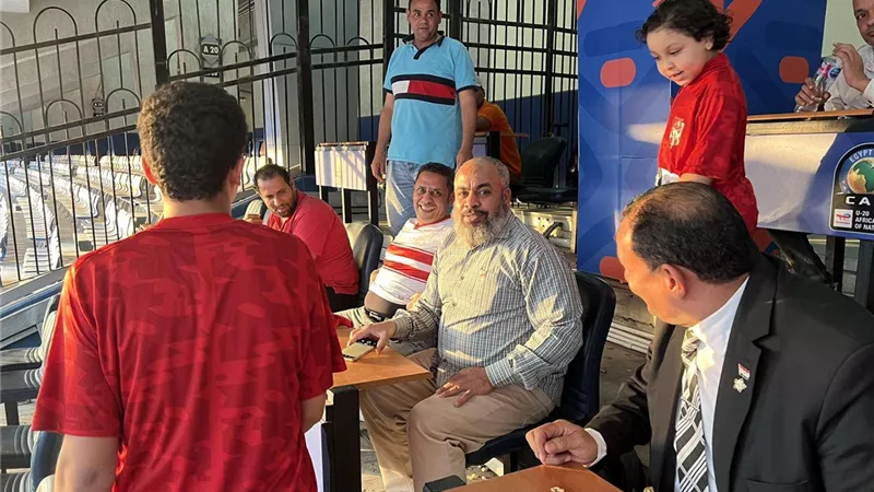 بالصور .. مشجع زملكاوي يؤازر الأهلي أمام الترجي