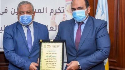 محافظ الإسكندرية يكرم المشاركين في تنظيم بطولة 
