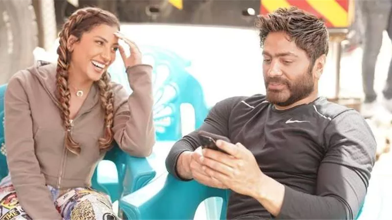 تامر حسني يشارك جمهوره بـ صور جديدة من داخل كواليس فيلم 