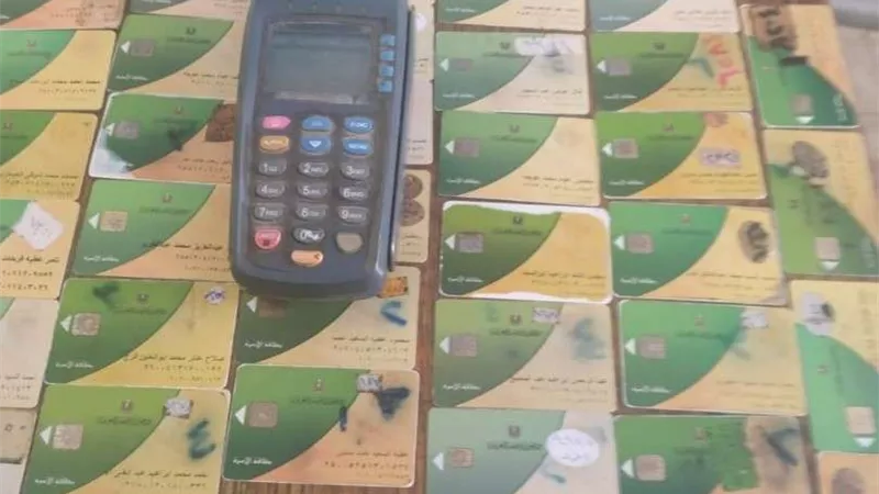 ضبط صاحب مخبز بالمعصرة لقيامه بتجميع البطاقات التموينية