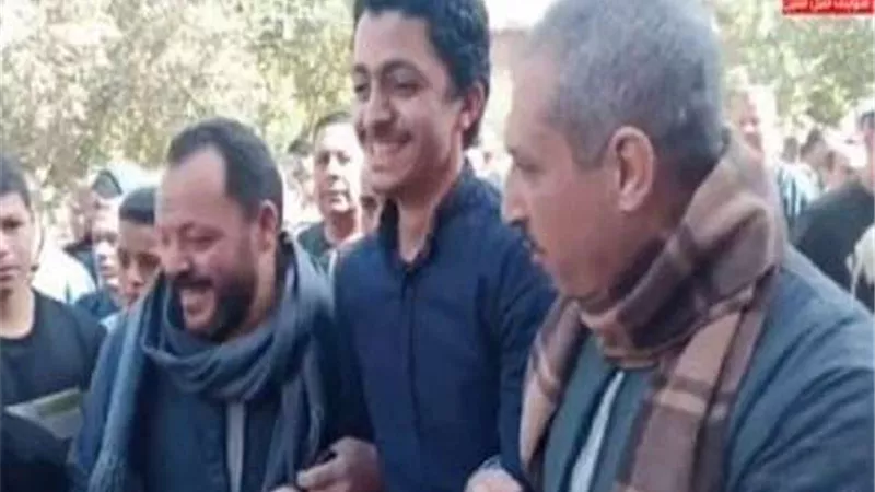 بين البكاء والزغاريد.. بعد غياب دام 21 عاما شاب يعود لأهله