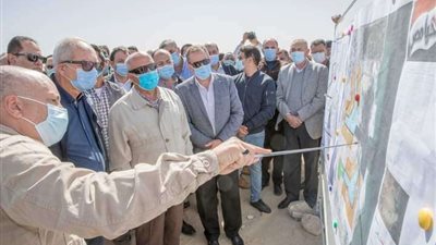 وزير النقل في جولة تفقدية بميناء العين السخنة