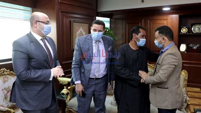 محافظ بني سويف يعقد جلسة صلح لاحتواء مشكلة نشبت بين مواطن وطبيب