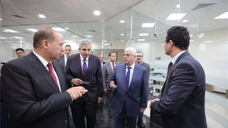 عاشور يتفقد شركة انطلاق بجامعة المنصورة ويشيد بأعمالها في التحول الرقمي