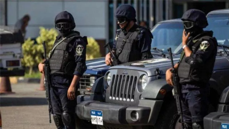 أمن الإسماعيلية يضبط تاجر مخدرات بحوزته كمية من الهيدرو