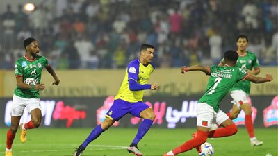 الاتفاق يتقدم على النصر بهدف في الشوط الأول