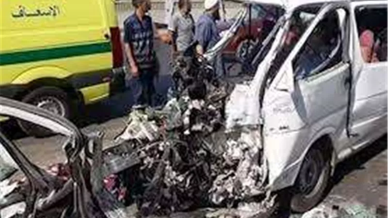 مصرع واصابة 5 أشخاص إثر تصادم سيارتين بطريق أسوان القاهرة