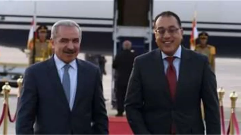 مدبولي يستقبل رئيس الوزراء الفلسطيني في مطار القاهرة