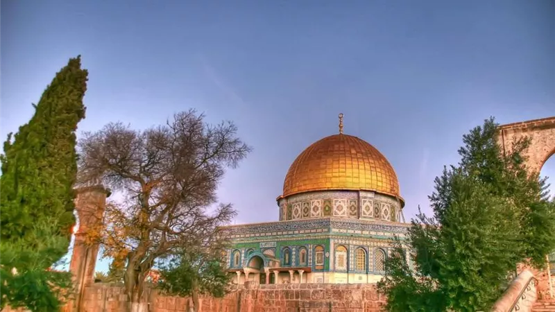 شاهد.. تساقط الثلوج على قبة المسجد الأقصى المبارك