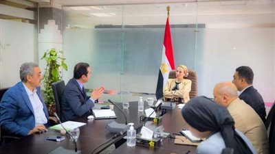 وزيرة البيئة تناقش تفاصيل إدارة تشغيل ومعالجة المخلفات والتخلص الآمن منها