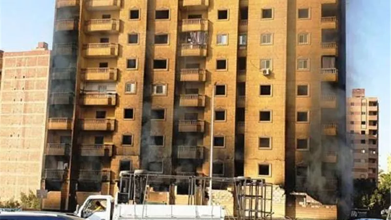 إخلاء منقولات قاطني عقار فيصل المحترق بالجيزة