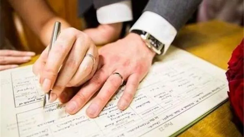 بسبب اسم المولودة.. زوج يهدد زوجته بنسب طفلته