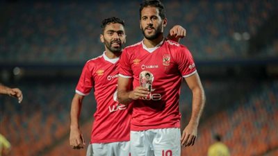 إصابة مهاجم الأهلي في تنزانيا.. ويغادر المران